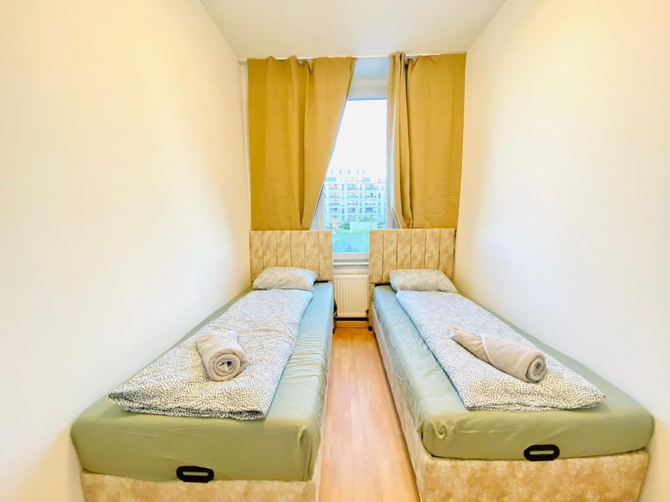 Bed, Bedroom, towels