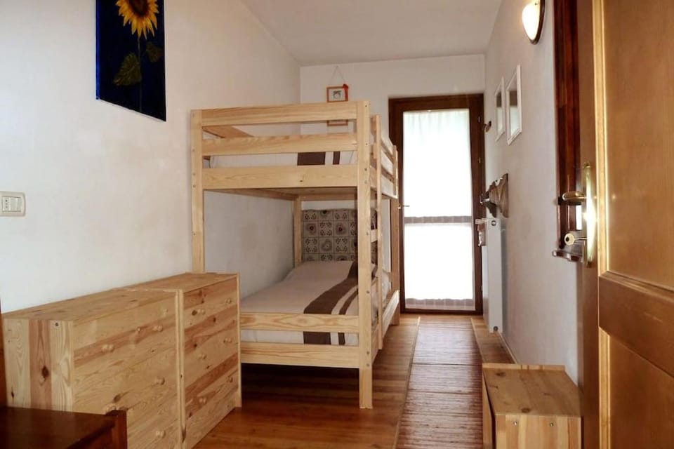 Bedroom, bunk bed
