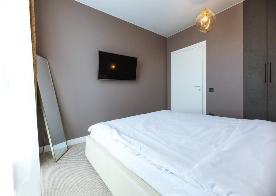 Bed, TV and multimedia, Photo of the whole room, Bedroom, wardrobe