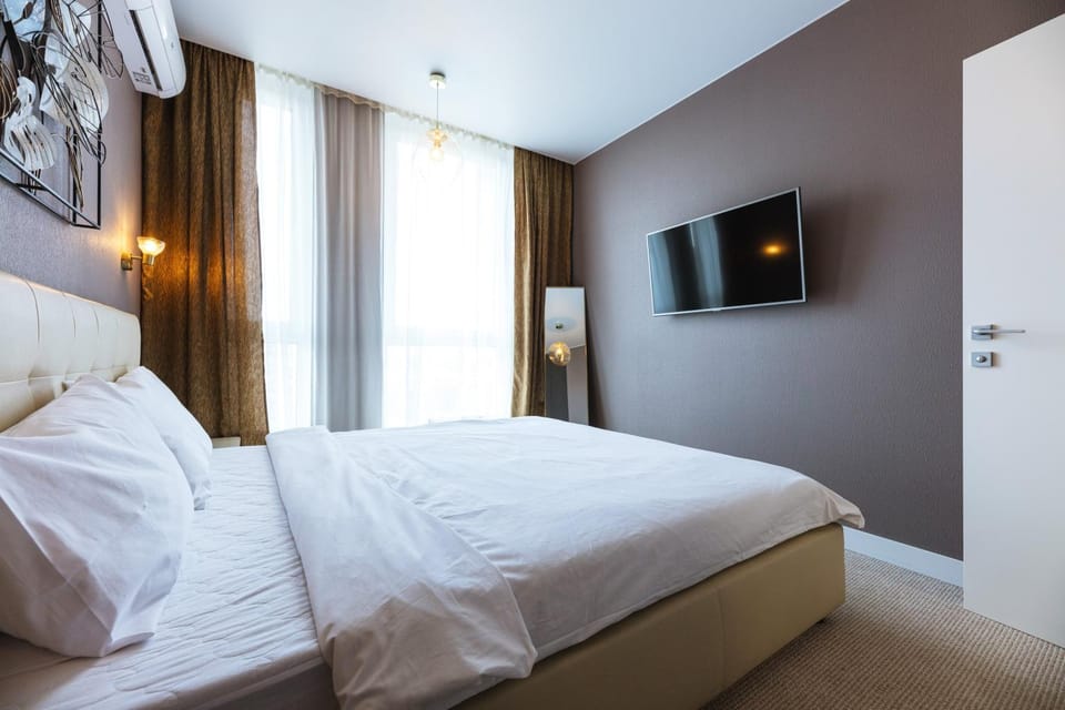 Bed, TV and multimedia, Photo of the whole room, Bedroom