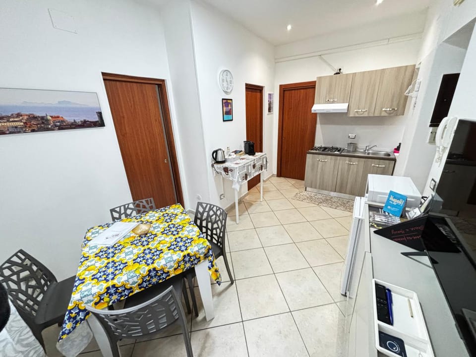 Photo of the whole room, Dining area, Lunch, stove, stove