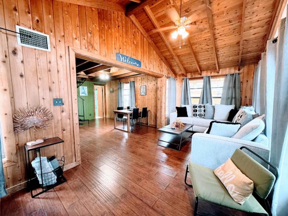 Hook's Cabin- Lake & Pool near Disney A-frame Cabin in Clermont