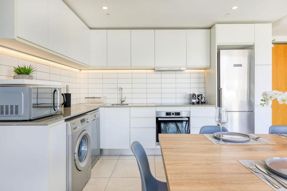Coffee/tea facilities, Kitchen or kitchenette, Dining area, oven, stove, toaster, washing machine
