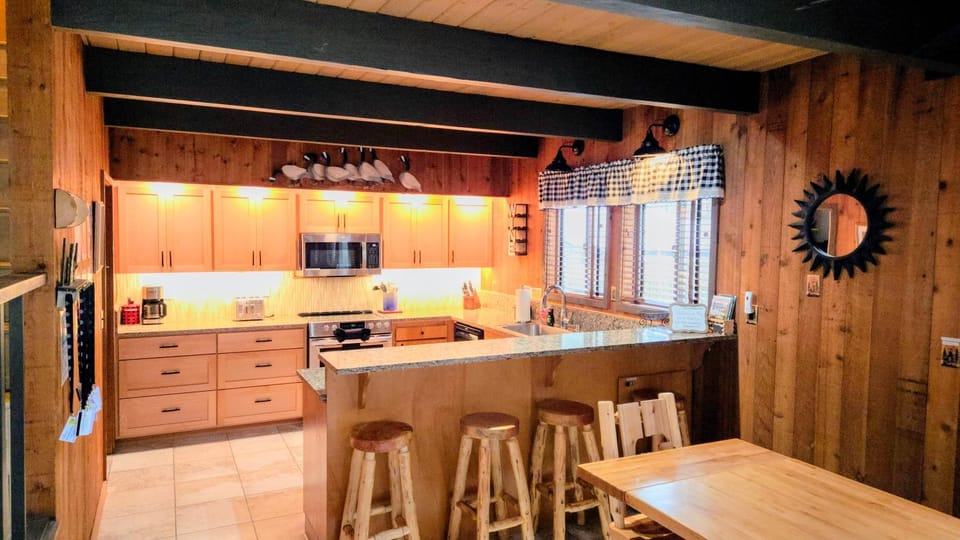 Bear Cabin - 5min walk to village & 12 SHARC passes Cabin in Sunriver