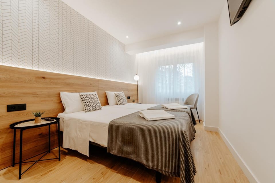 TV and multimedia, Photo of the whole room, Bedroom