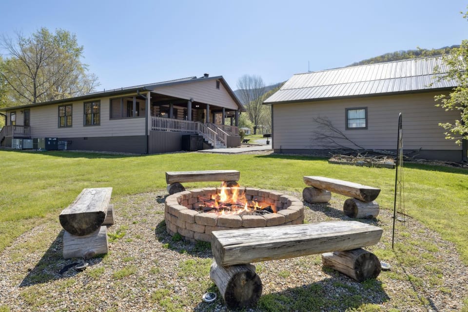 Log Haven Cozy Wears Valley Cabin with Hot Tub Game Room and Flat Yard for Dogs and Kids Cabin in Sevier County