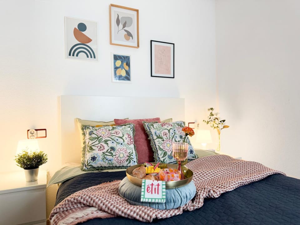 Bed, Photo of the whole room, Seating area