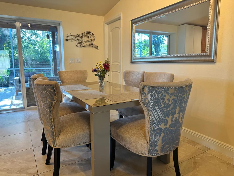 Location! Tropical oasis close to Siesta Beach House in Gulf Gate Estates