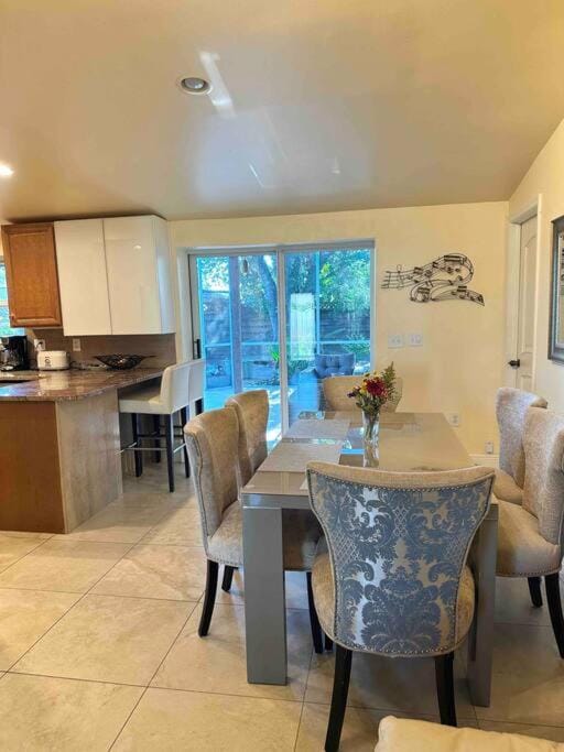 Location! Tropical oasis close to Siesta Beach House in Gulf Gate Estates