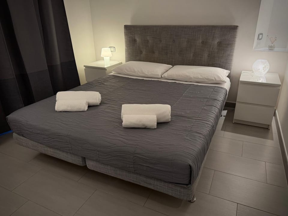 Bed, Photo of the whole room, Bedroom, towels