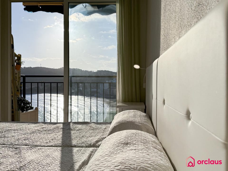 Bed, Balcony/Terrace, Bedroom, Mountain view, Sea view