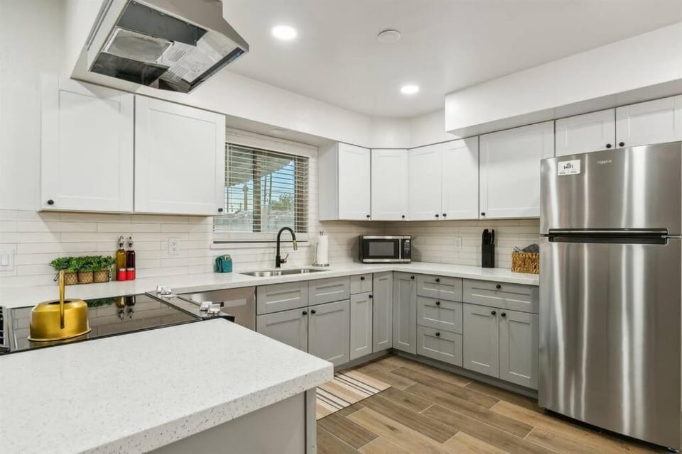 Heart Of Phoenix Home - Pool - Foosball - Golf House in Phoenix