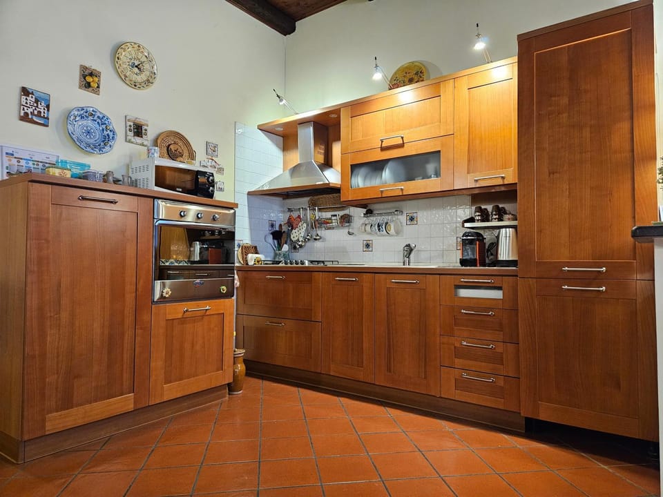 Coffee/tea facilities, Kitchen or kitchenette, oven, stove