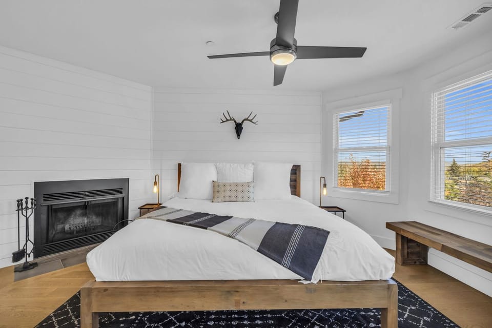 Stylish Park City Condo Walk to Slopes and Main St House in Park City
