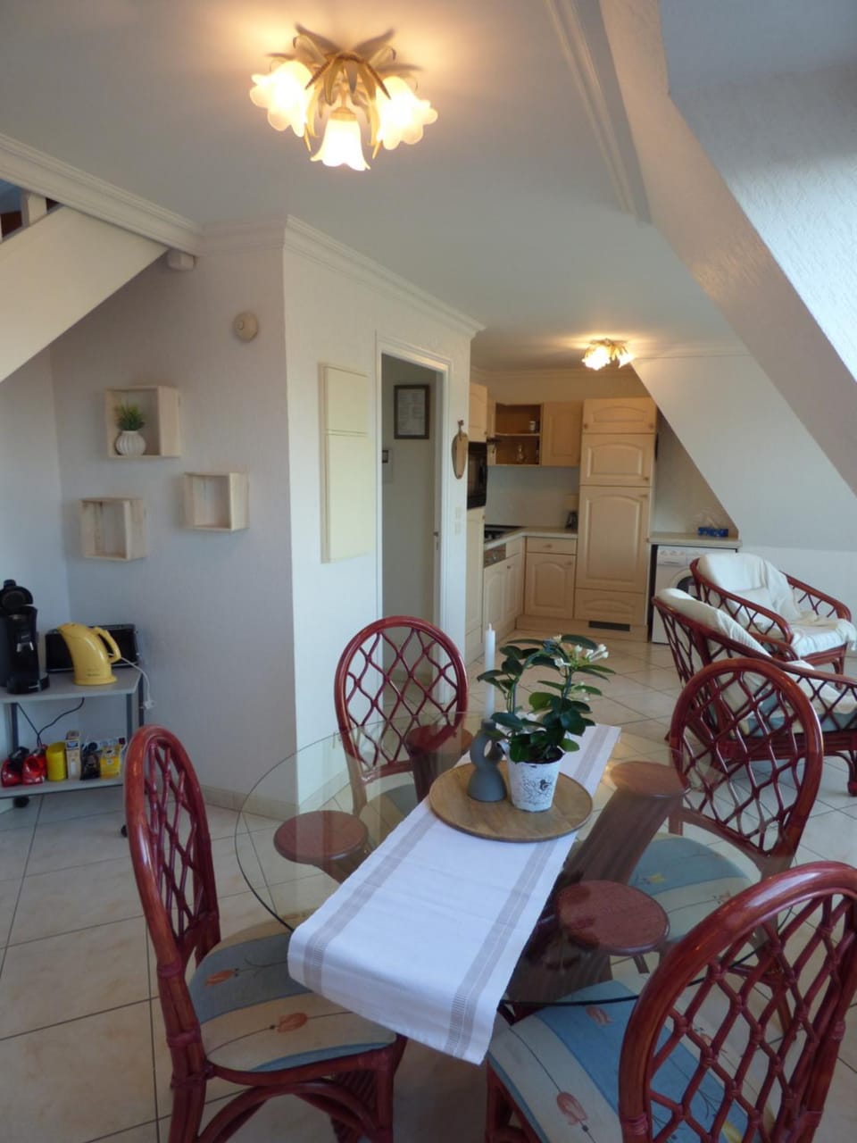Kitchen or kitchenette, Living room, Seating area, Dining area, stove