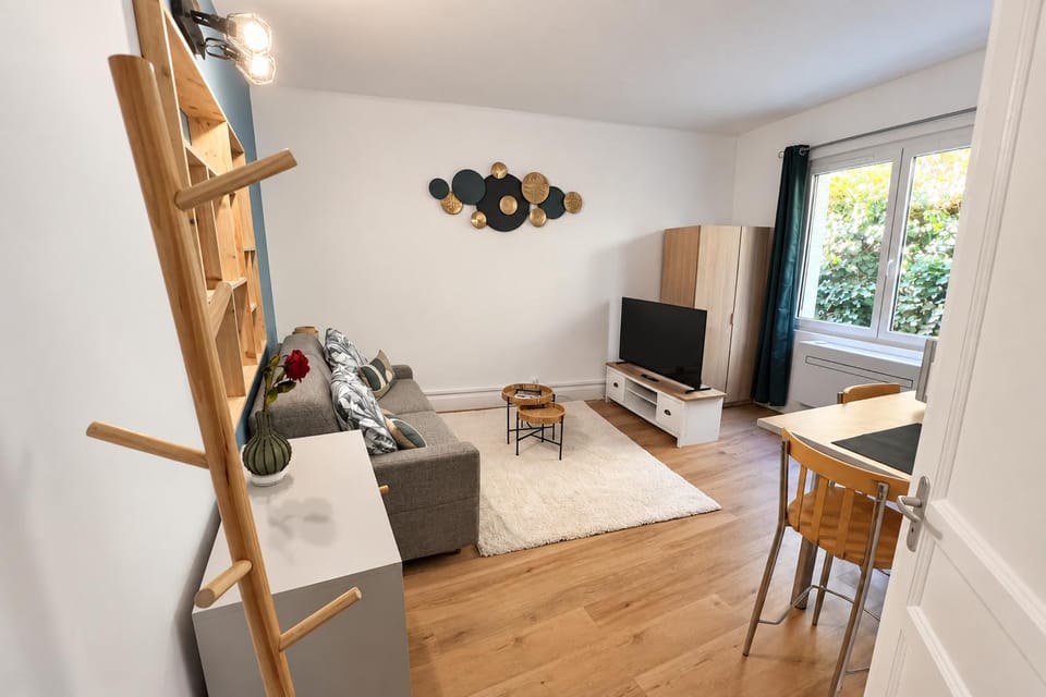 TV and multimedia, Living room, Seating area, Dining area