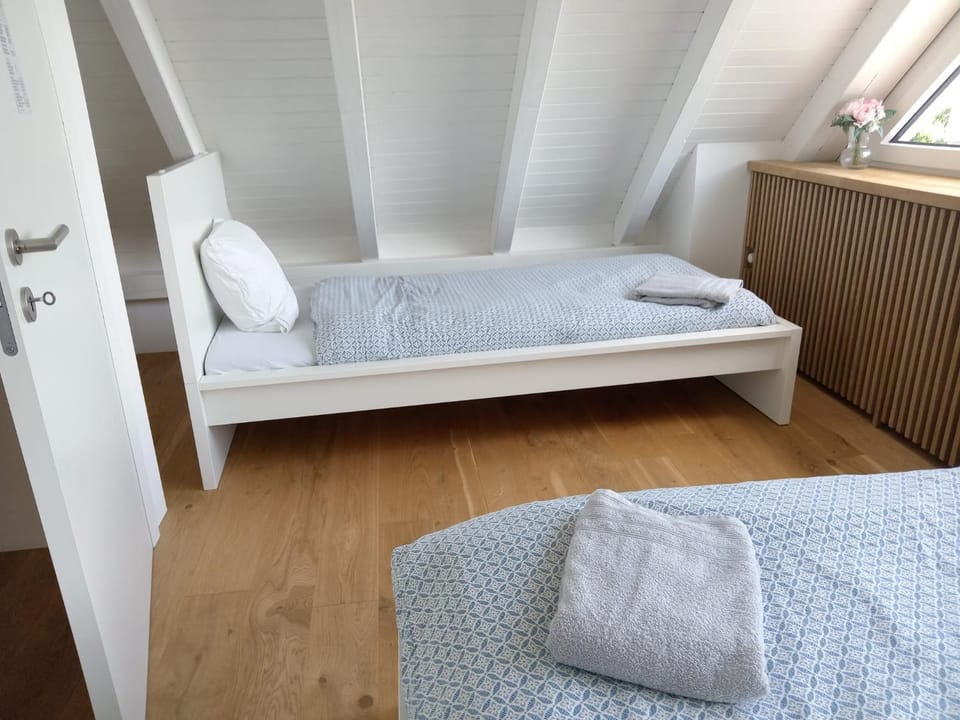 Bed, Bedroom, towels