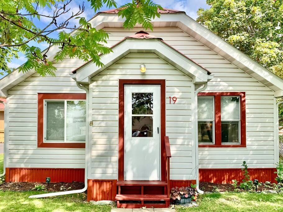 Charming and Cozy Private Home Walking Distance to Downtown House in Kalispell