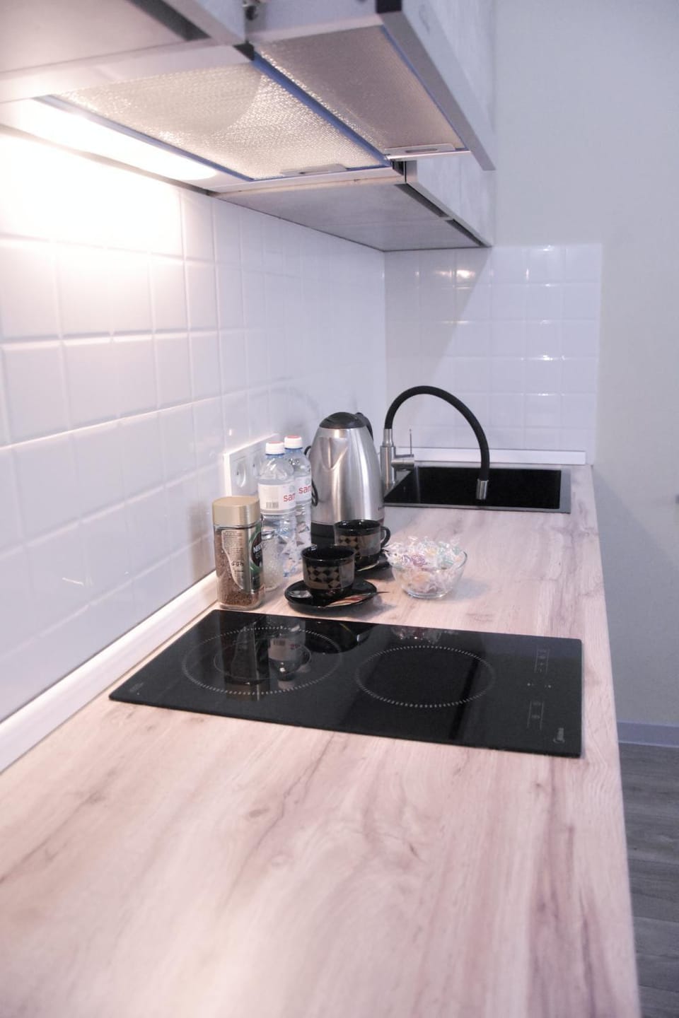 Coffee/tea facilities, Kitchen or kitchenette, stove