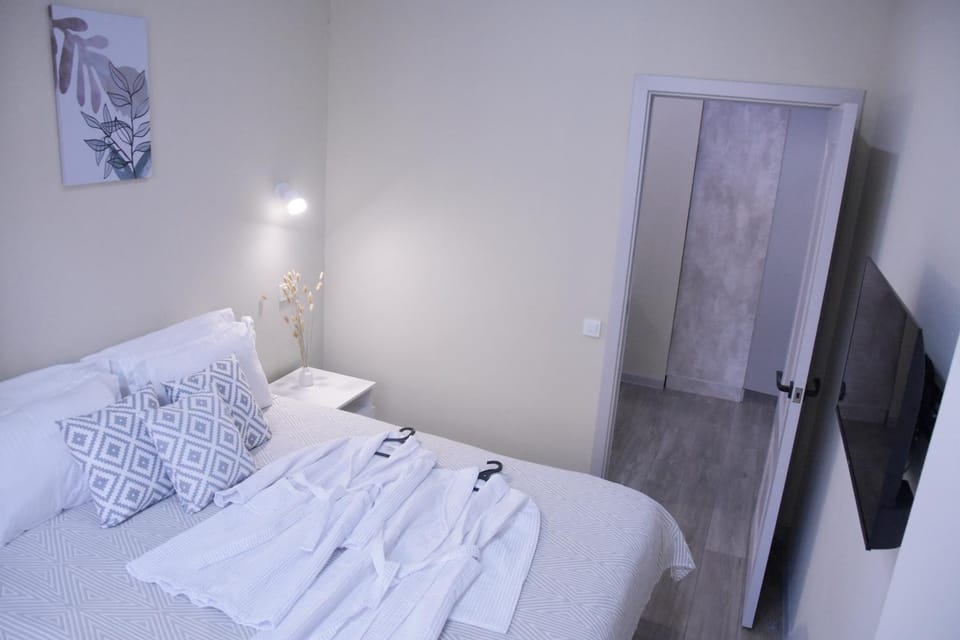 Bed, TV and multimedia, Bedroom