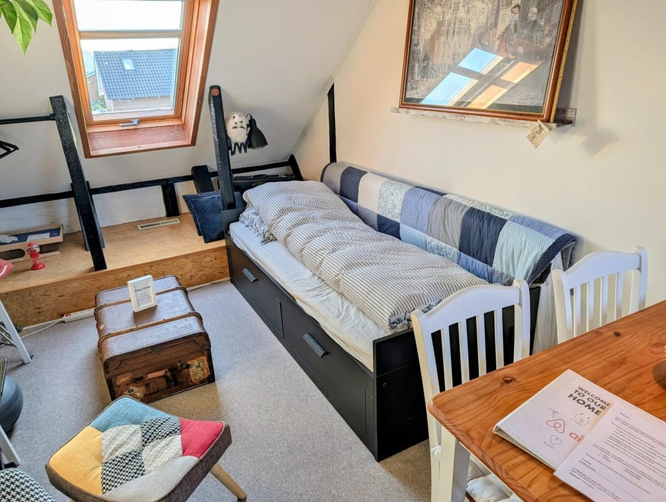 Bed, Seating area, Dining area