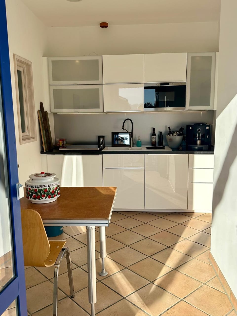 Coffee/tea facilities, Kitchen or kitchenette, Dining area, dishwasher, stove