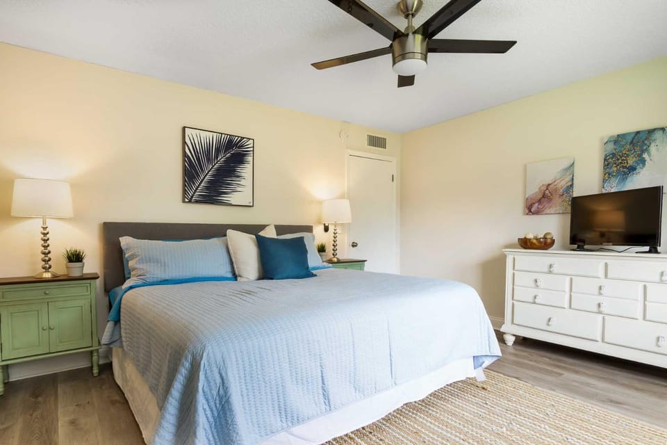 Bed, TV and multimedia, Photo of the whole room, Bedroom