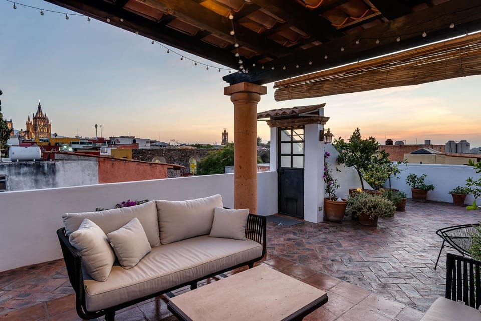 View (from property/room), Balcony/Terrace, City view, Landmark view