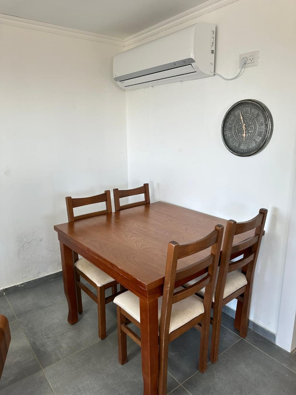 Seating area, Dining area, air conditioner