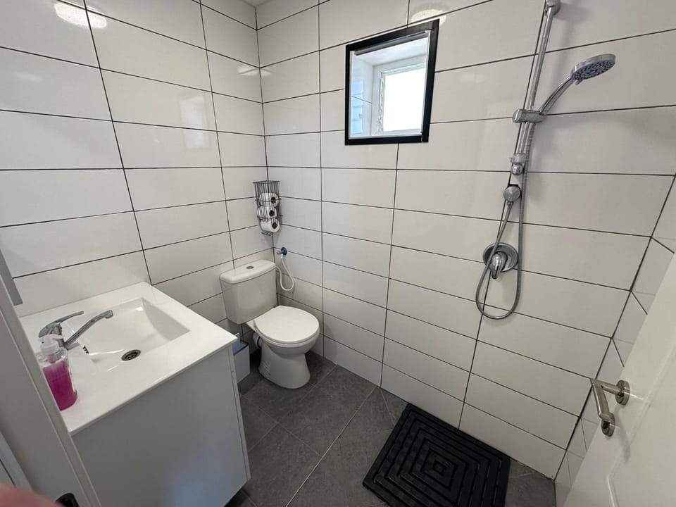 Shower, Toilet