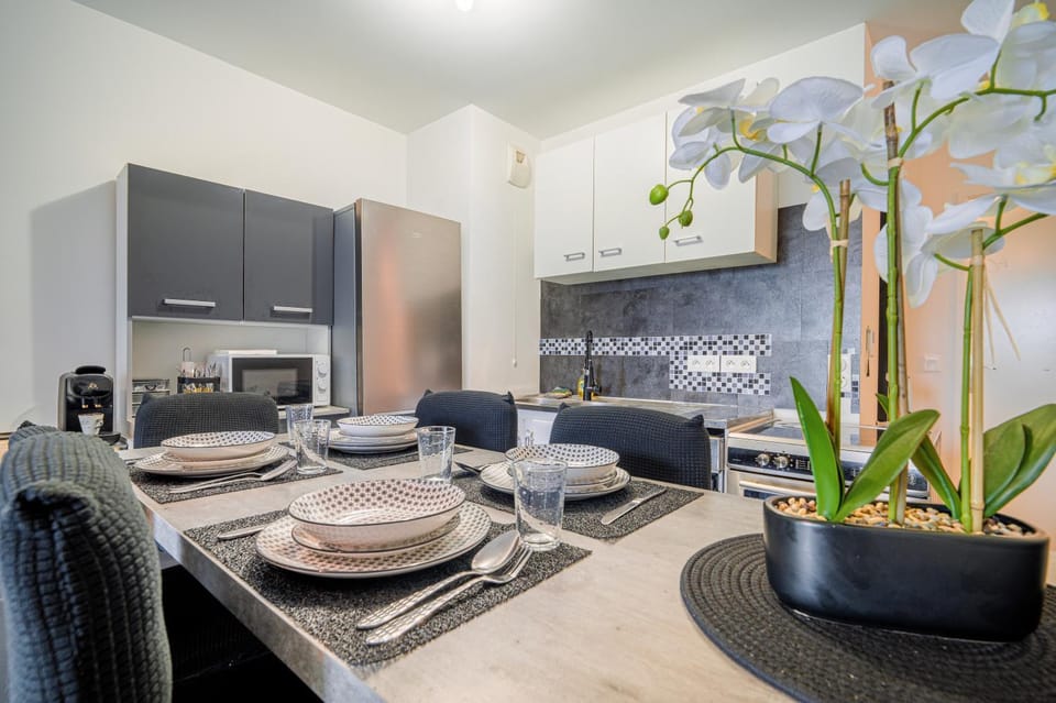 Kitchen or kitchenette, minibar, stove