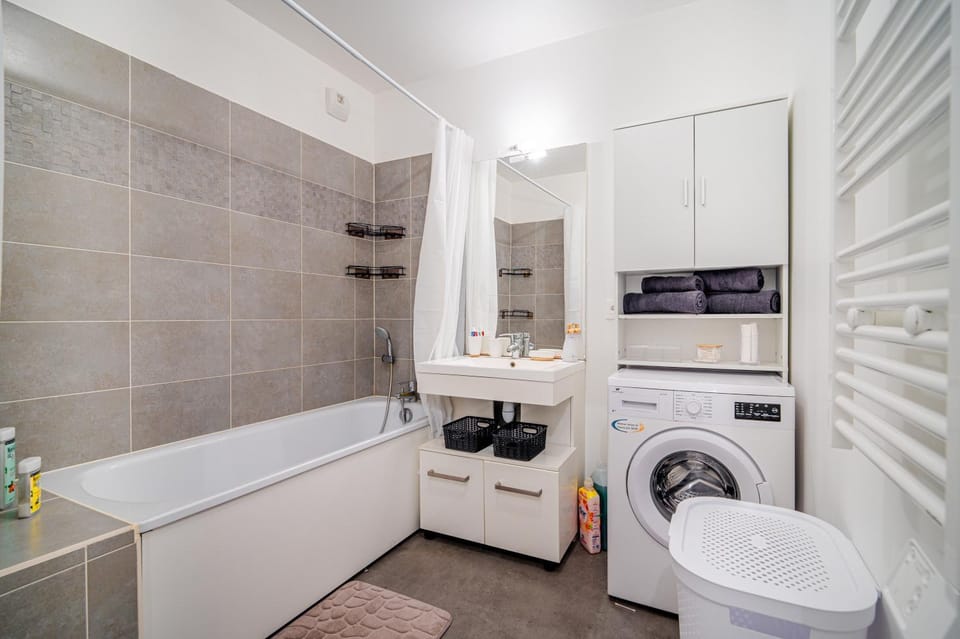 Bathroom, Bath, towels, washing machine, dryer