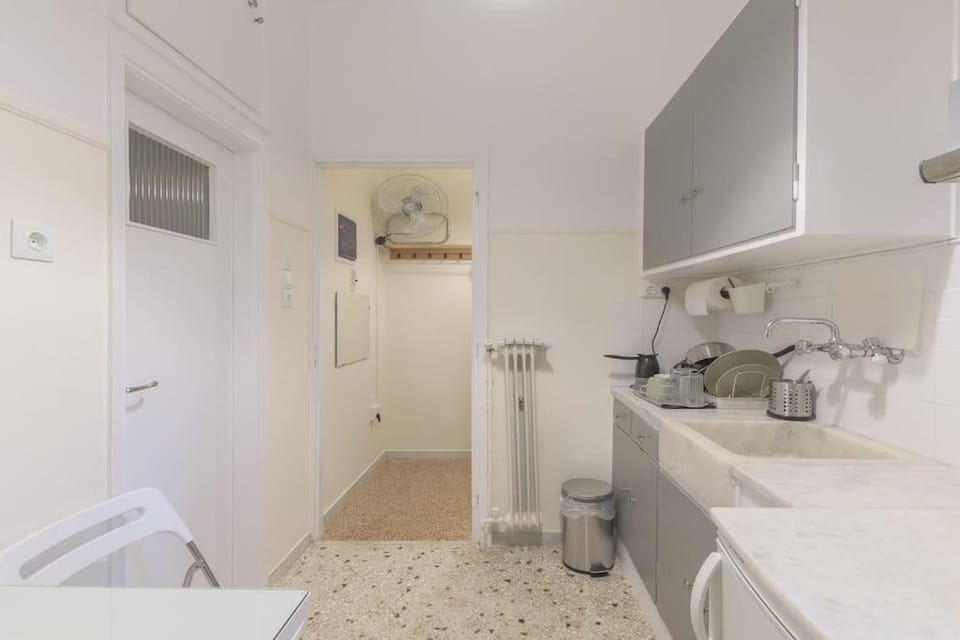 Central Cosy quite 28sm 5th floor balcony over garden 500m Metro Evangelismos Apartment in Athens