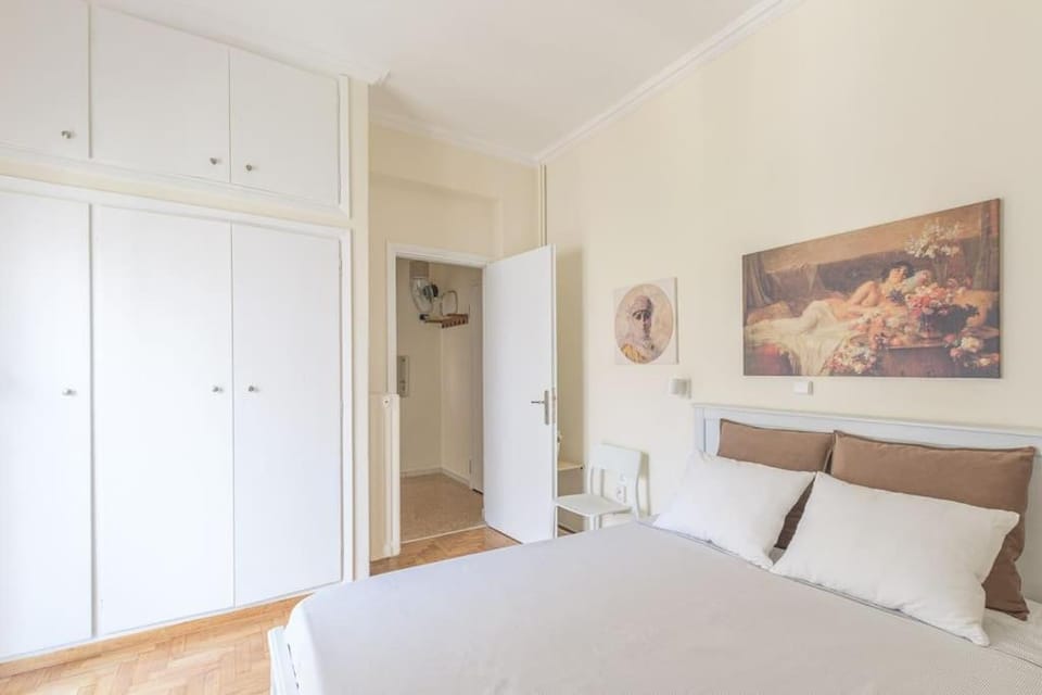 Central Cosy quite 28sm 5th floor balcony over garden 500m Metro Evangelismos Apartment in Athens