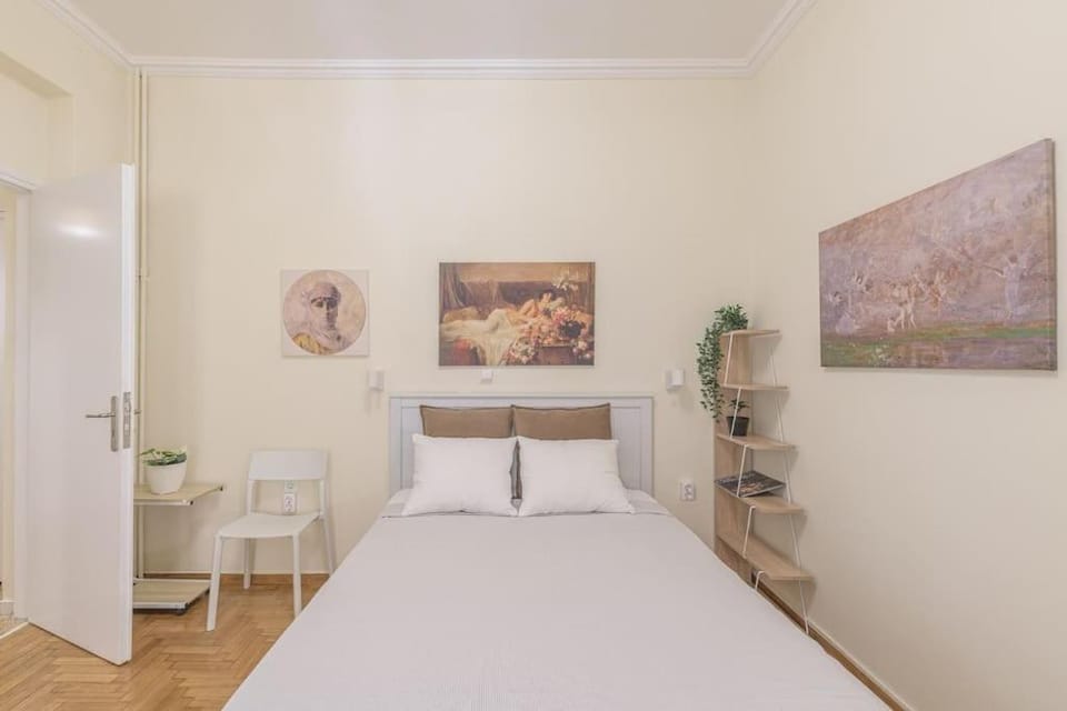 Central Cosy quite 28sm 5th floor balcony over garden 500m Metro Evangelismos Apartment in Athens