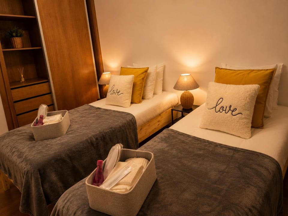Bed, Bedroom, towels