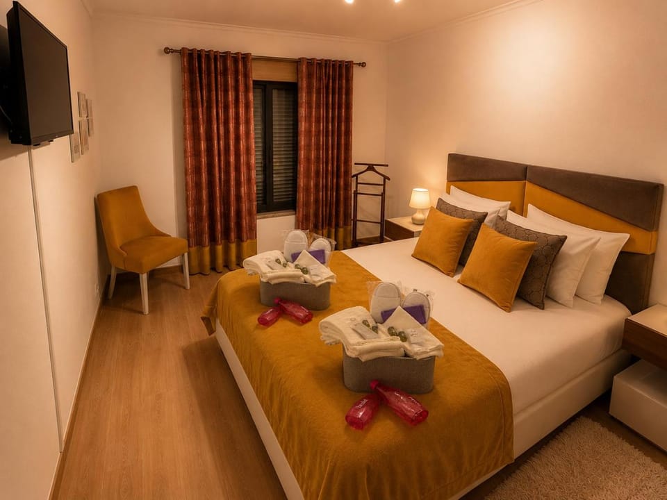 Bed, Bedroom, towels