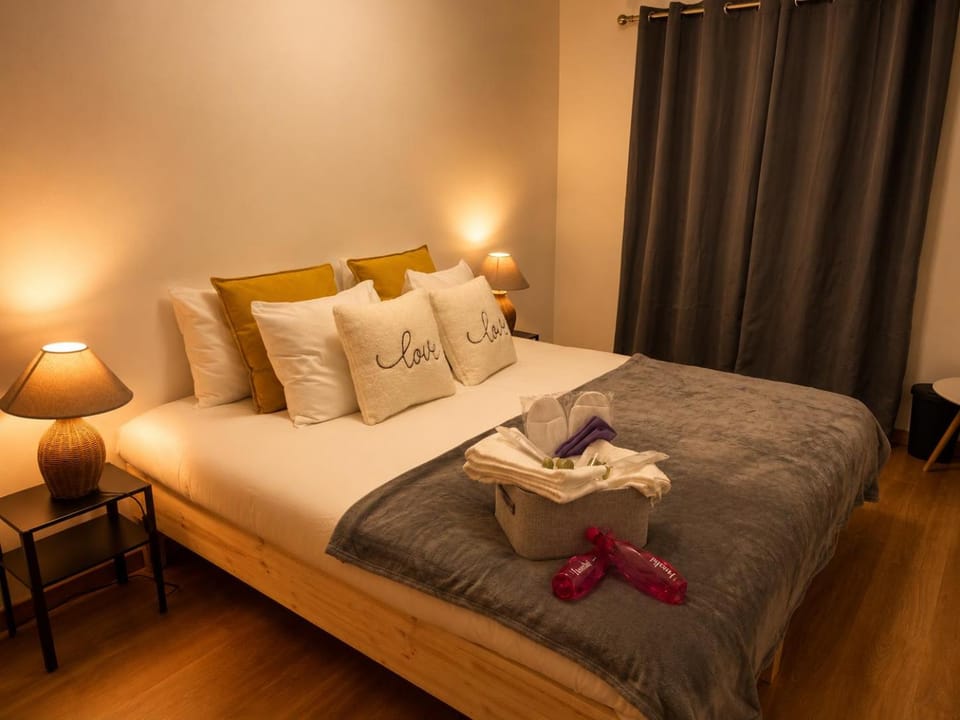 Bed, Bedroom, towels