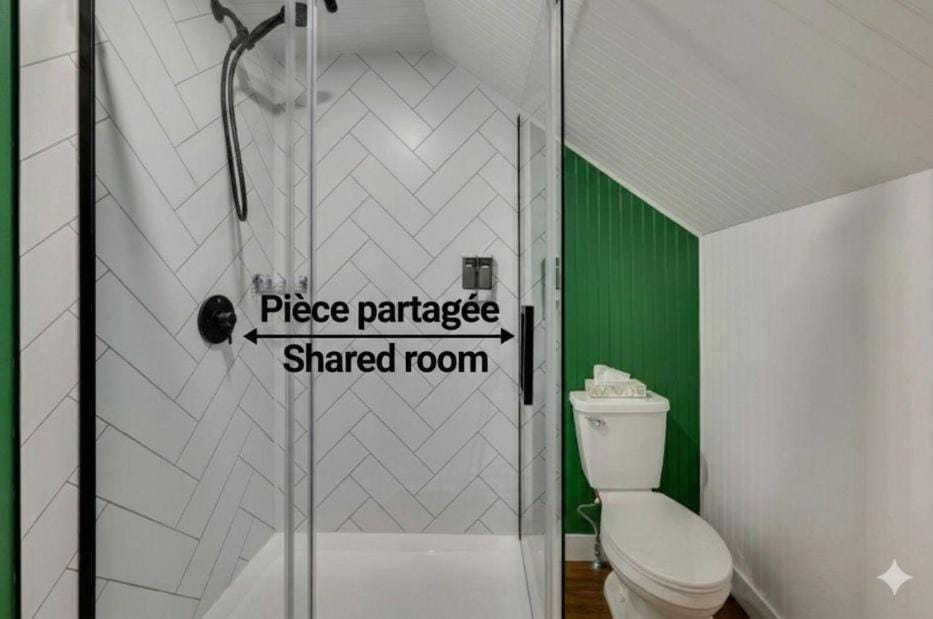 Chambre 304 de l'hôtel Victoria confortable et moderne Hotel in Quebec