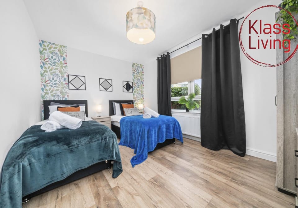 Bed, Decorative detail, Bedroom, Guests, group of guests, cot, Family