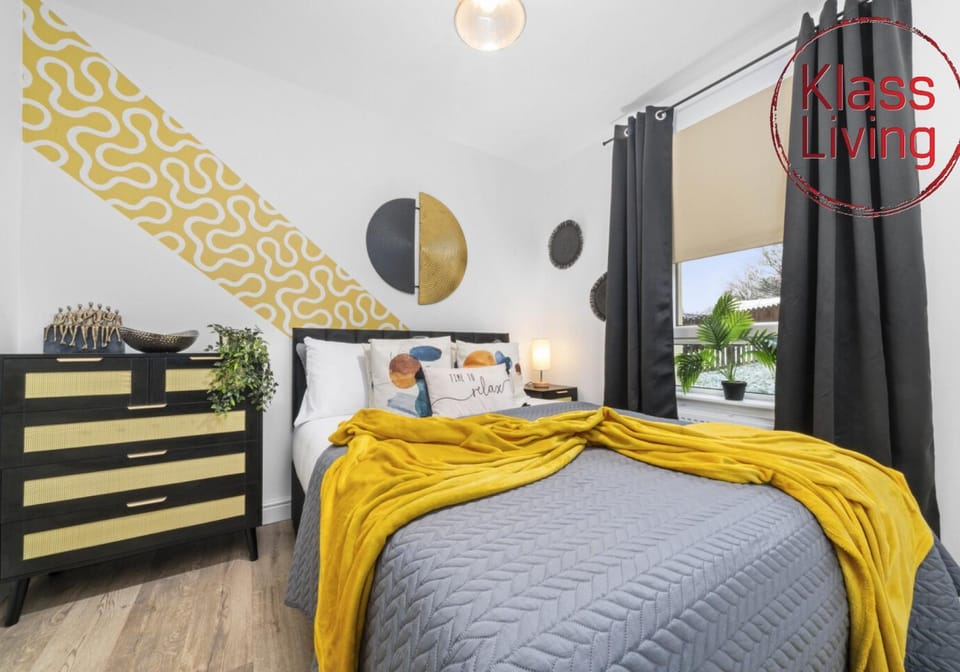 Bed, Decorative detail, Bedroom, Guests, group of guests, cot, Family