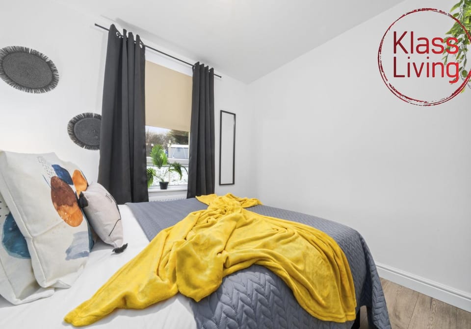Bed, Decorative detail, Bedroom, Guests, group of guests, cot, Family