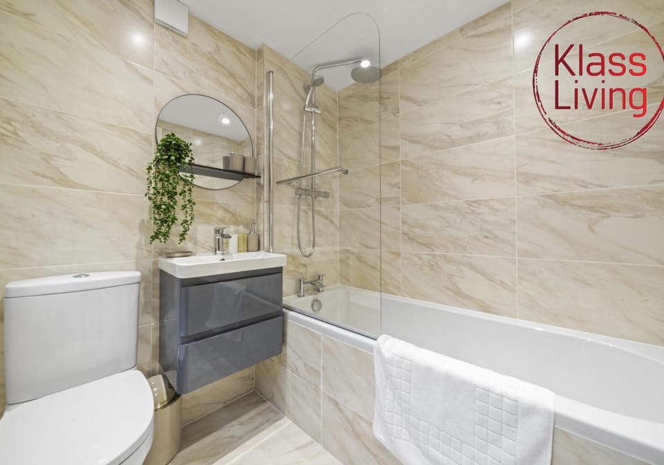 Shower, Toilet, Bathroom, Decorative detail, Guests, group of guests, Family