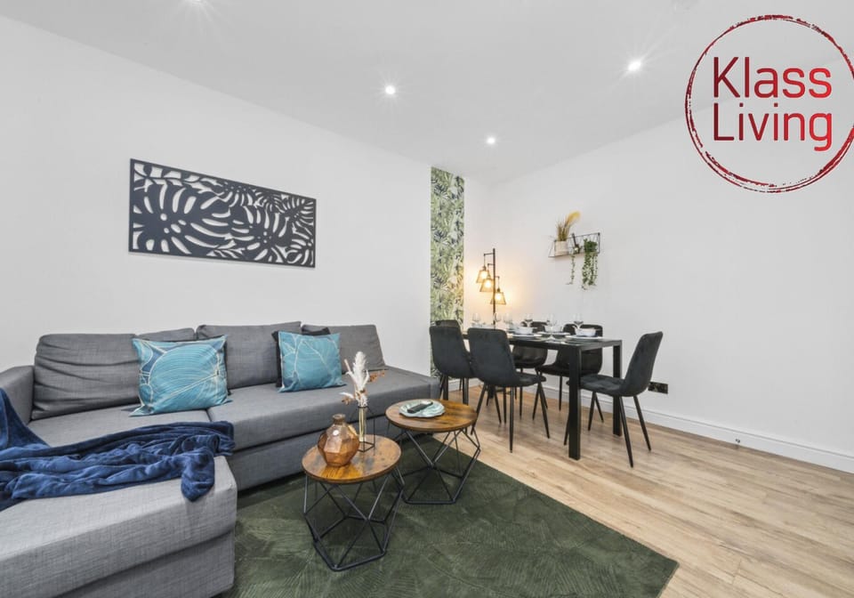 TV and multimedia, Living room, Decorative detail, Seating area, Dining area, Guests, group of guests, Family