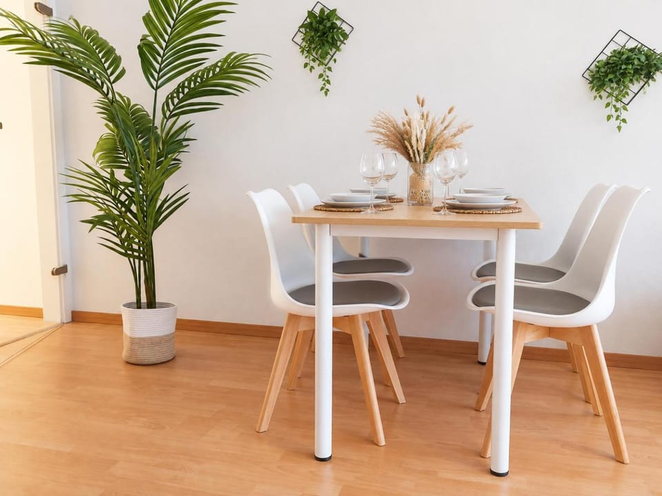 Photo of the whole room, Dining area