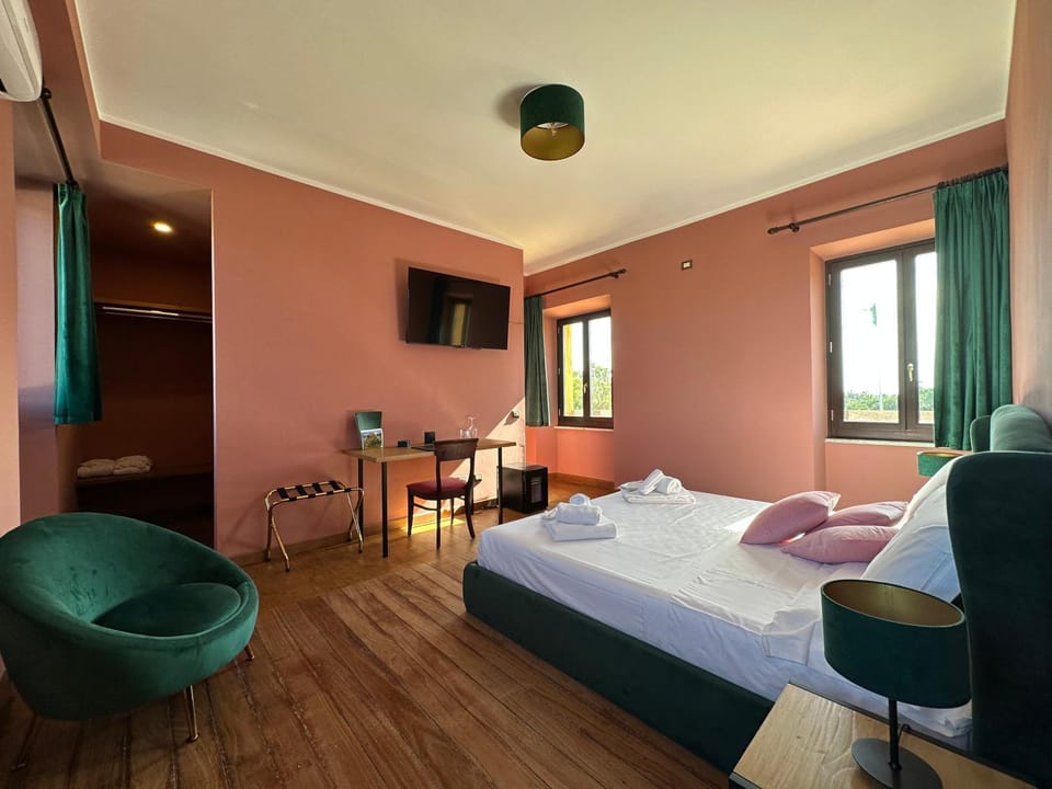 Bed, TV and multimedia, Photo of the whole room, Bedroom