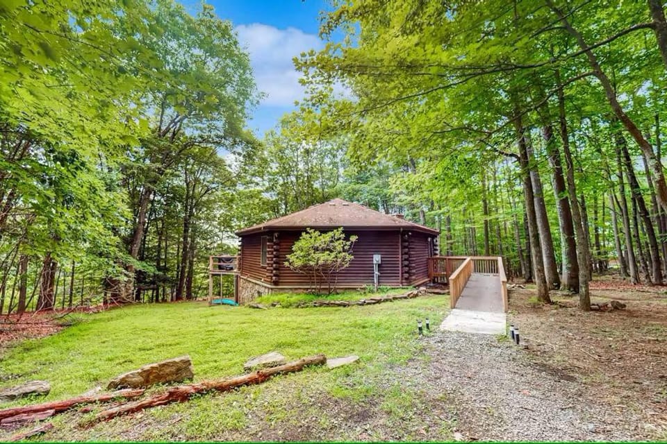 Cozy Log Cabin Near Ski Area and Lake including Hot Tub Cabin in Deep Creek Lake