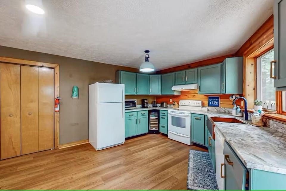 Cozy Log Cabin Near Ski Area and Lake including Hot Tub Cabin in Deep Creek Lake
