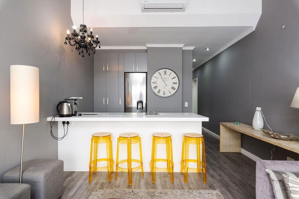 Kitchen or kitchenette, Seating area, minibar