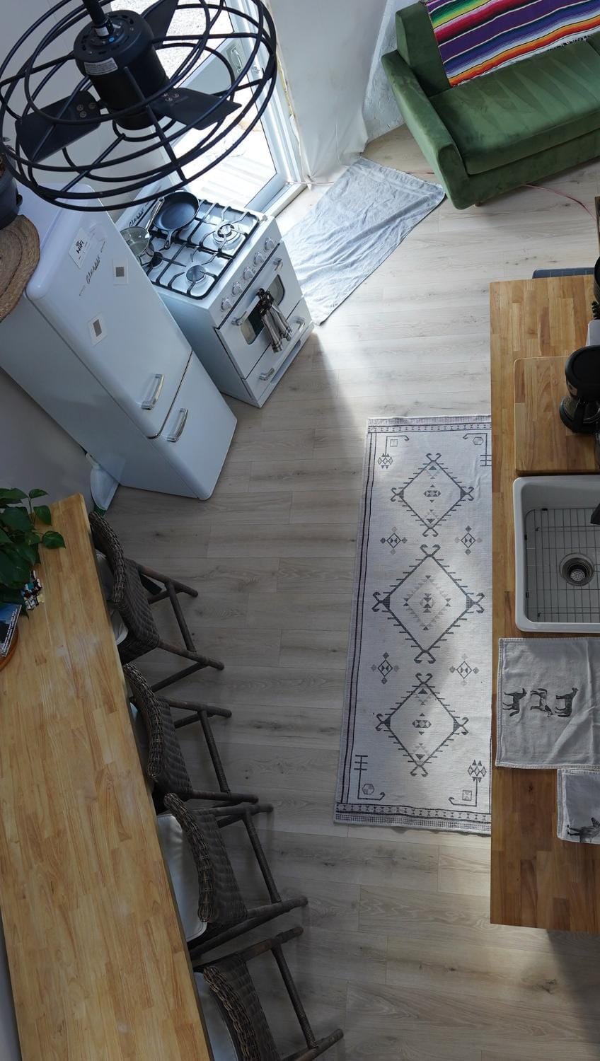 Kitchen or kitchenette, Dining area